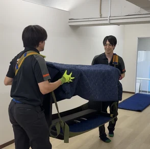 16:00 ピアノ搬入・設置作業